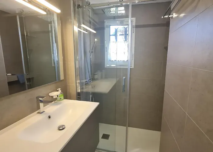 3 Pièces Avec Balcon Et Accès à - Fr-1-780-55 *