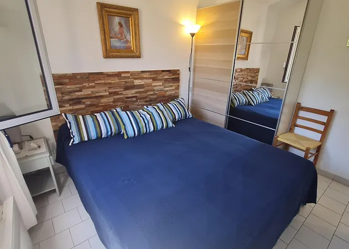 3 Pieces Avec Vue Dans Avec Piscine Proche - Fr-1-780-55 *